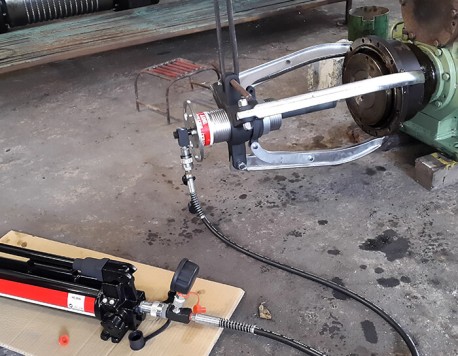 Hydraulic bearing puller BETEX HXP action picture